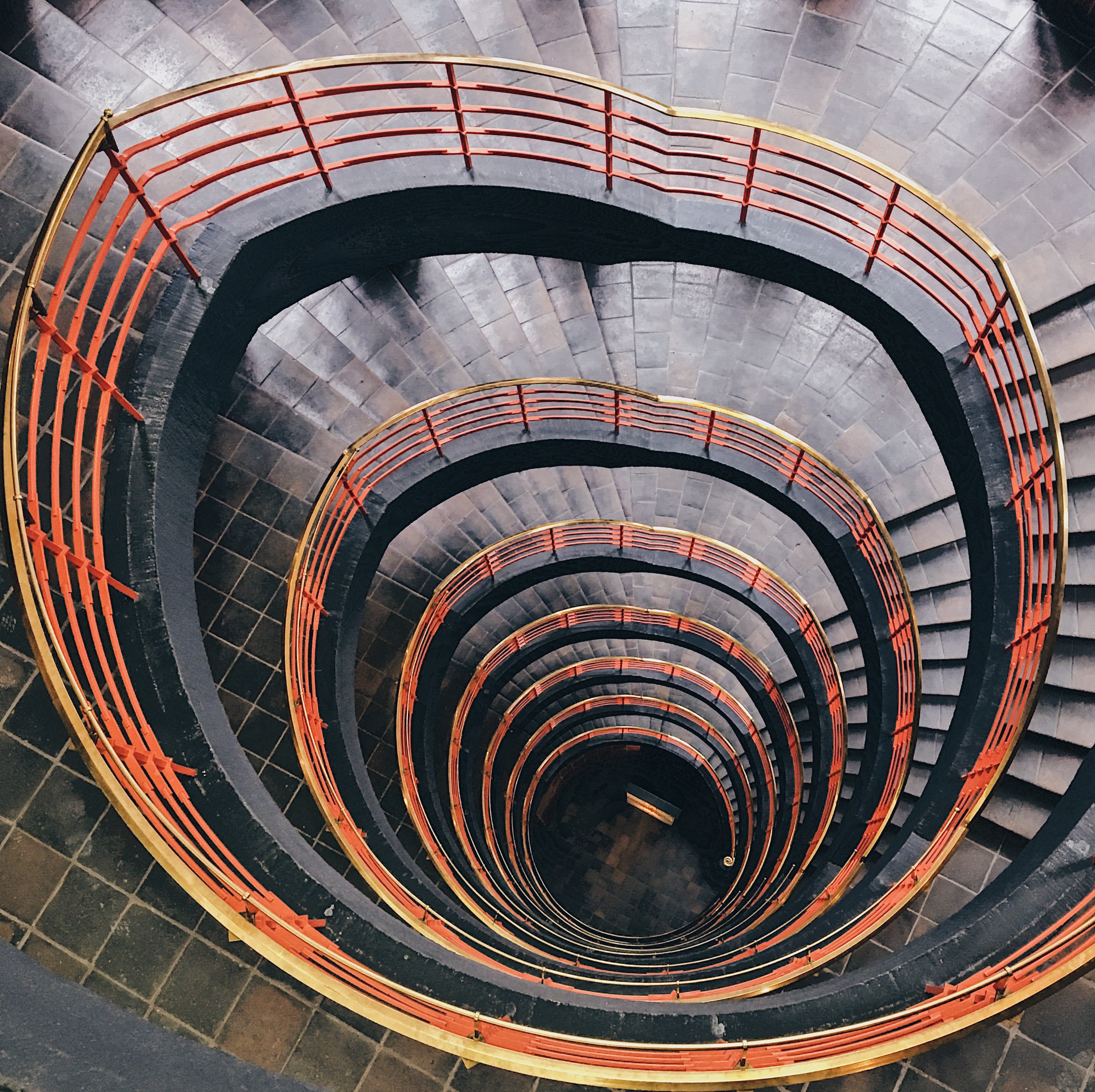 Spiralförmiges Treppe im Sprinkenhof: Treppenhäuser Hamburg