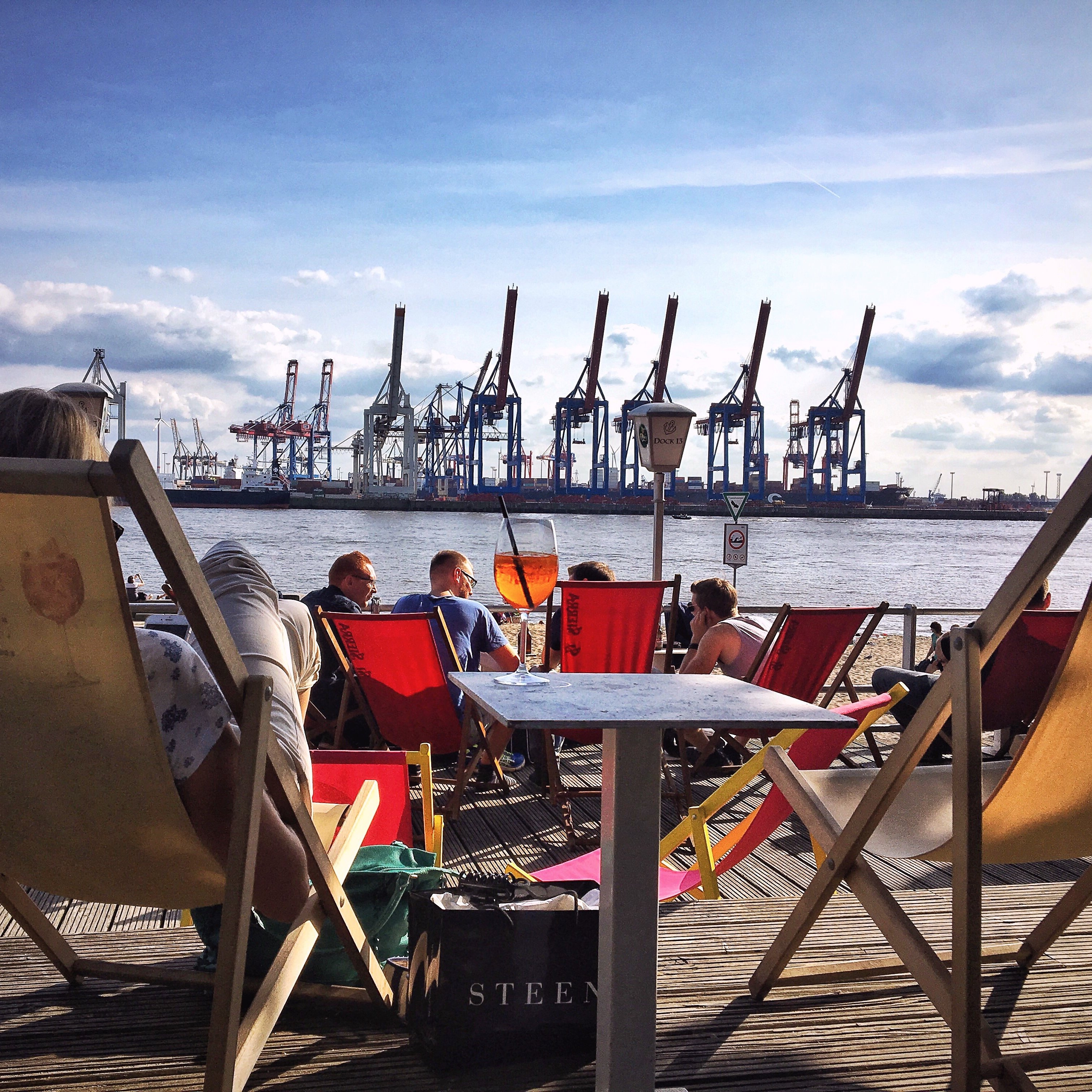 Draussen sitzen in Hamburg: Dock 13 (Frau Elbville, Hamburg Companion)