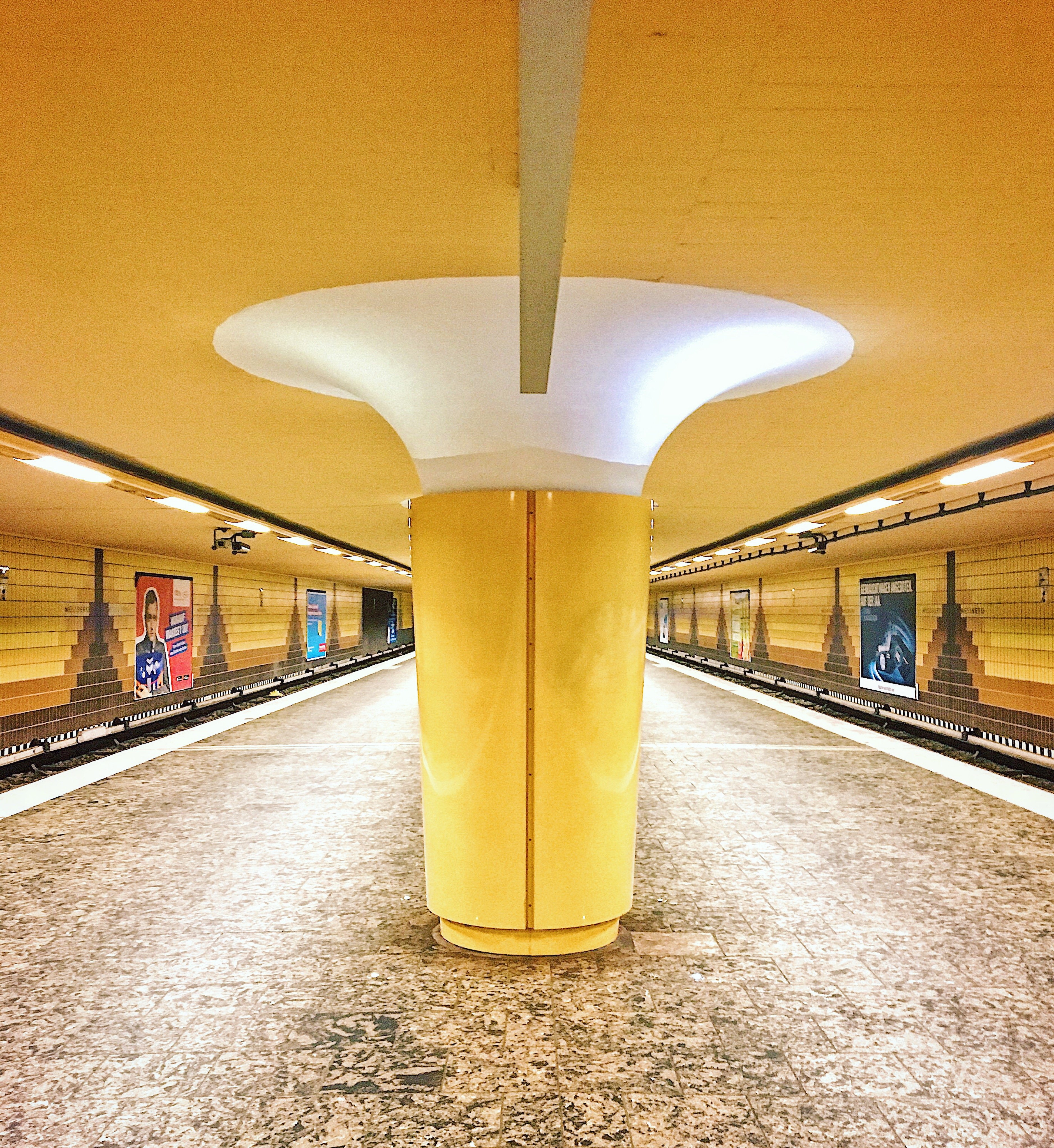U-Bahn Station Messberg: Hamburg Companion, Elbville 