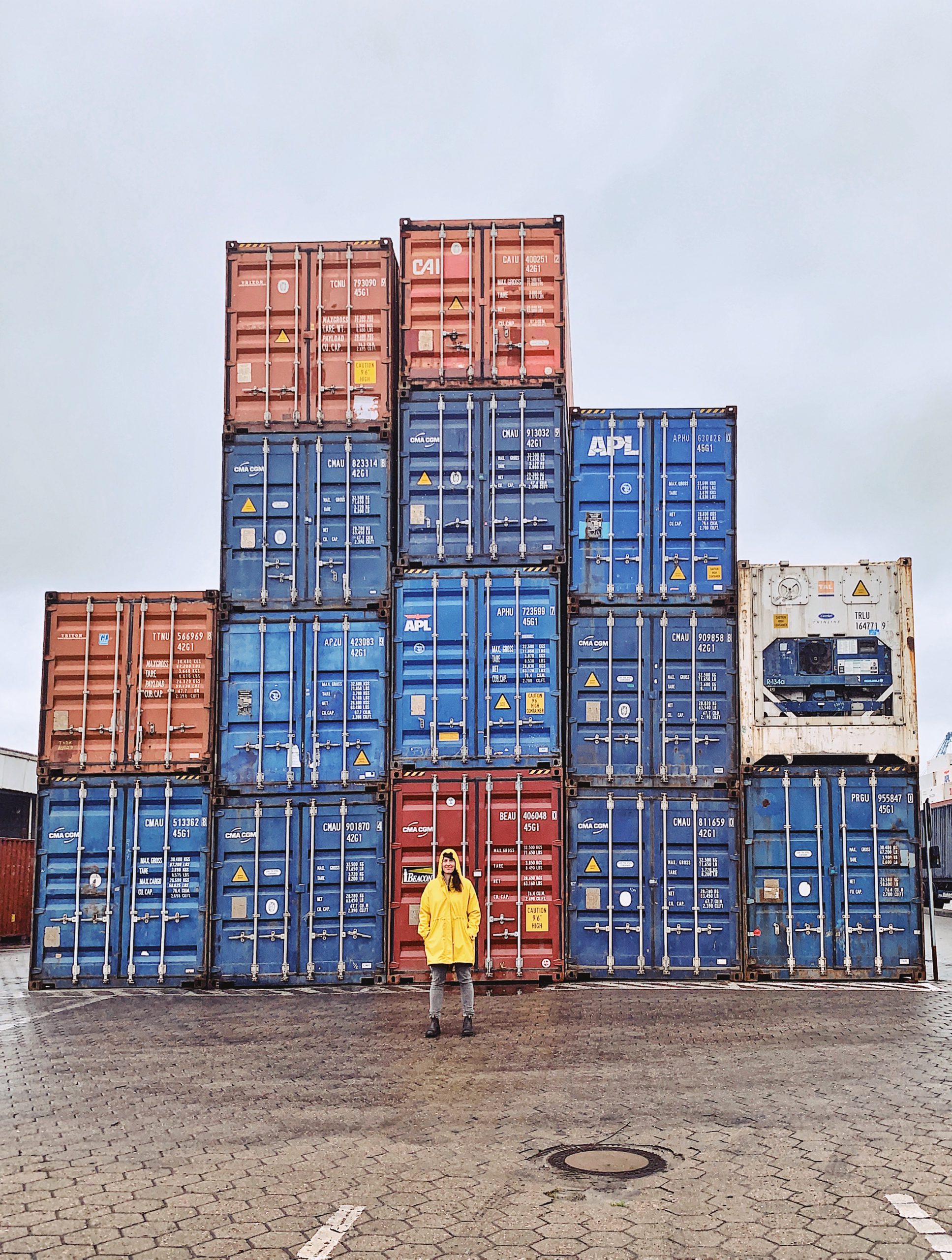Bei Schietwetter fotografieren: Container im Hafen Hamburg