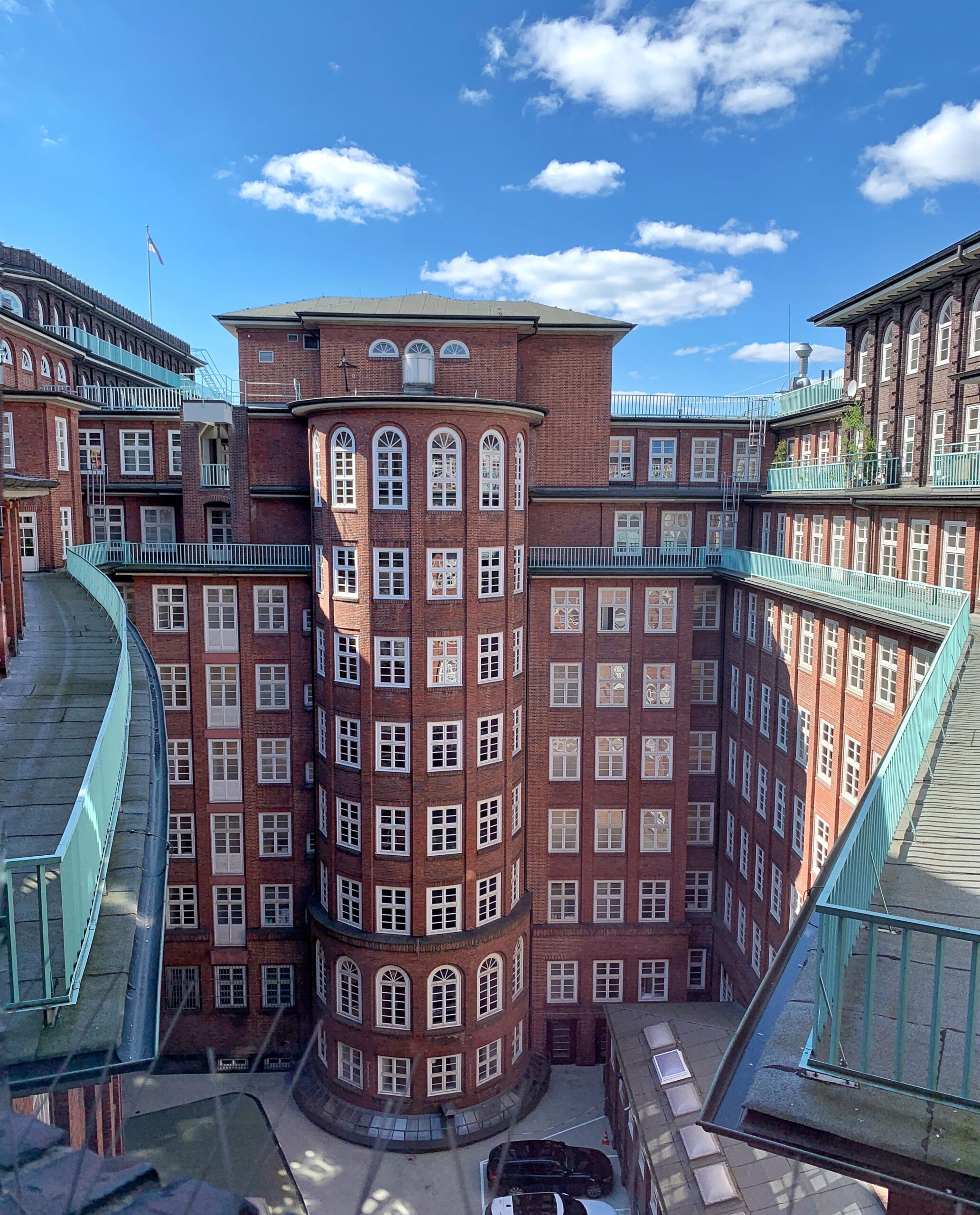 Hinterhöfe in Hamburg: Blick in den Innenhof des Chilehauses