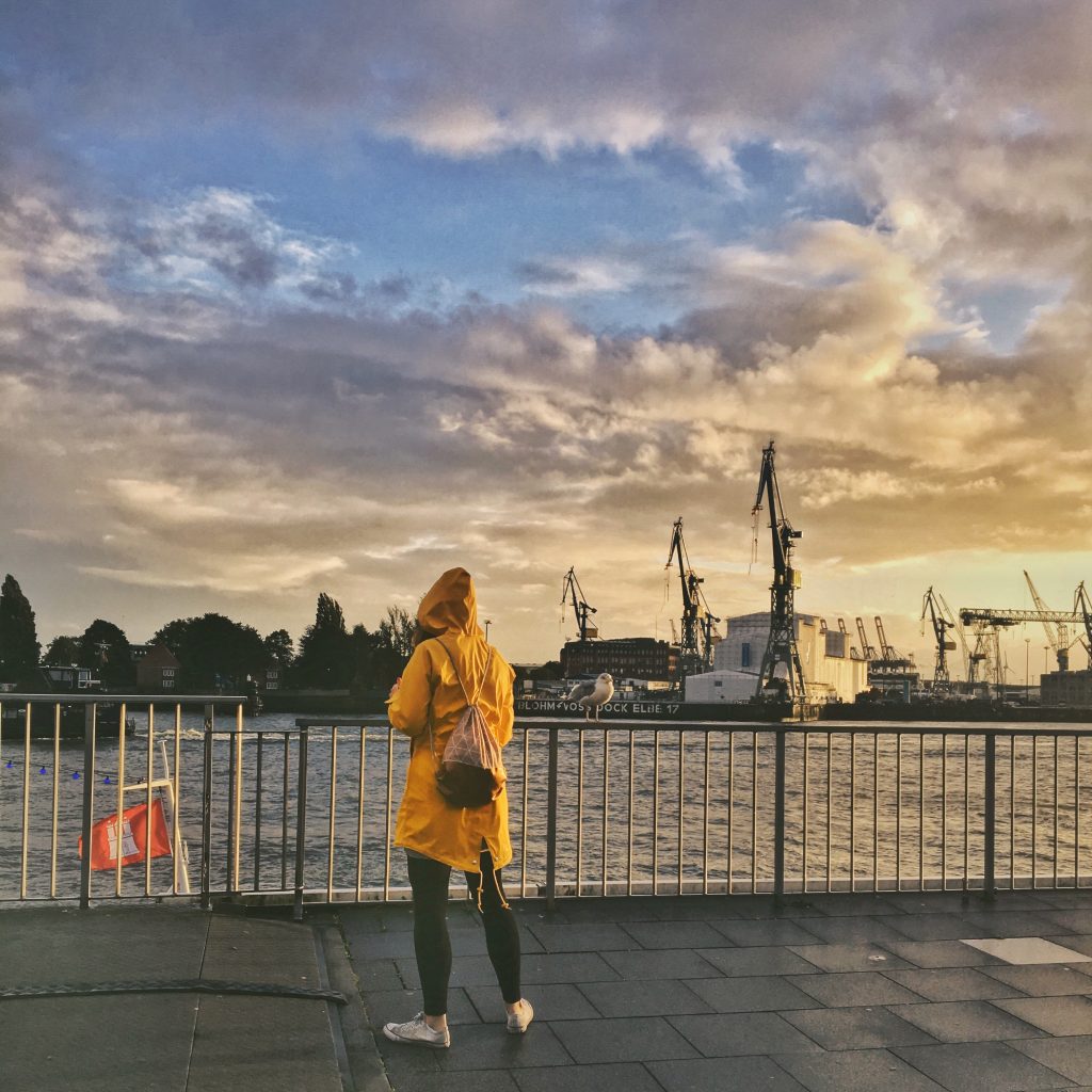 Plotagraph tutorial: single picture with woman in yellow raincoat at Hamburg Landungsbrücken