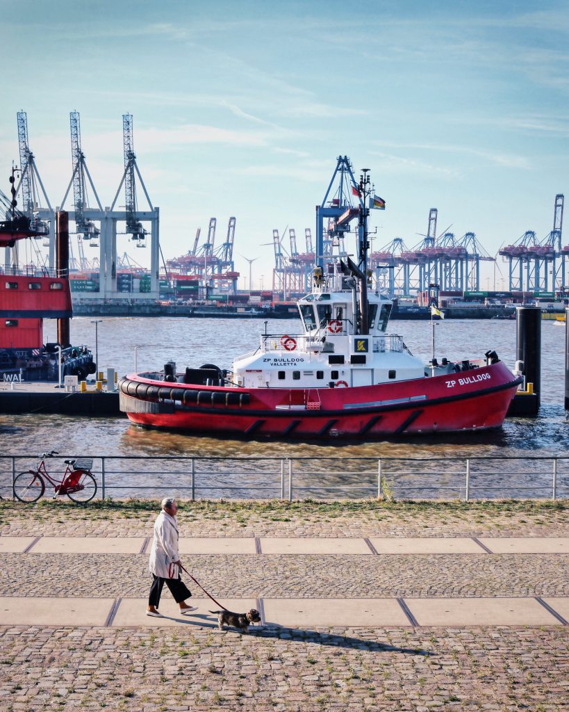 Schlepper auf dem Weg nach Neumühlen: Hamburgs beste Fotospots und Foto Locations am Hafen
