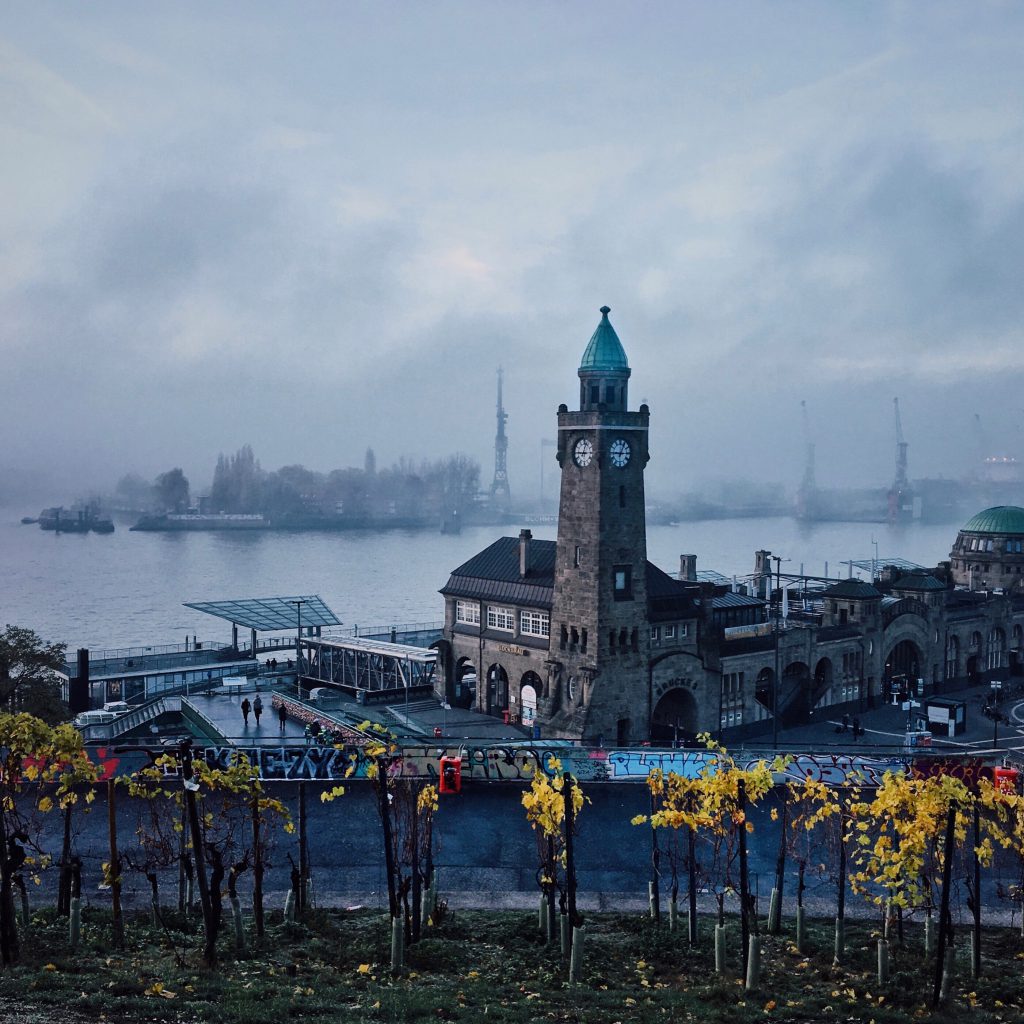 Top Fotospots in Hamburg: Der Stintfang mit Blick auf die Landungsbrücken in Nebel und Herbst