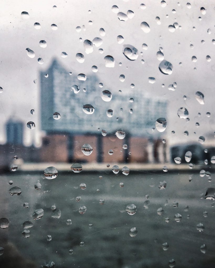Die Elbphilharmonie bei Regenwetter und Schietwetter fotografieren