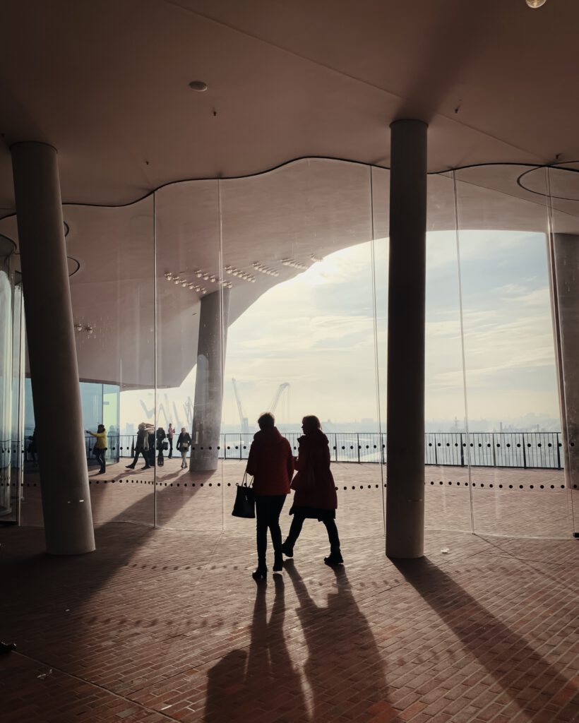 Auf der Panorama Aussichtsplattform der Elbphilharmonie: Ort für den perfekten Tag in Hamburg